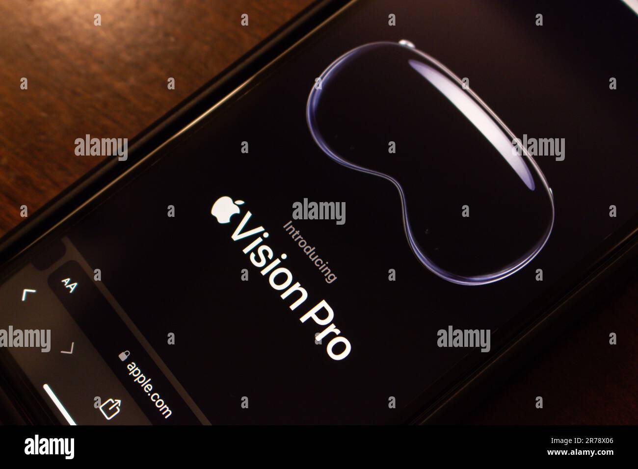 Un sito ufficiale di Apple Vision Pro visto in un iPhone su un tavolo di legno. Vision Pro è una cuffia per realtà mista sviluppata da Apple Inc. Foto Stock