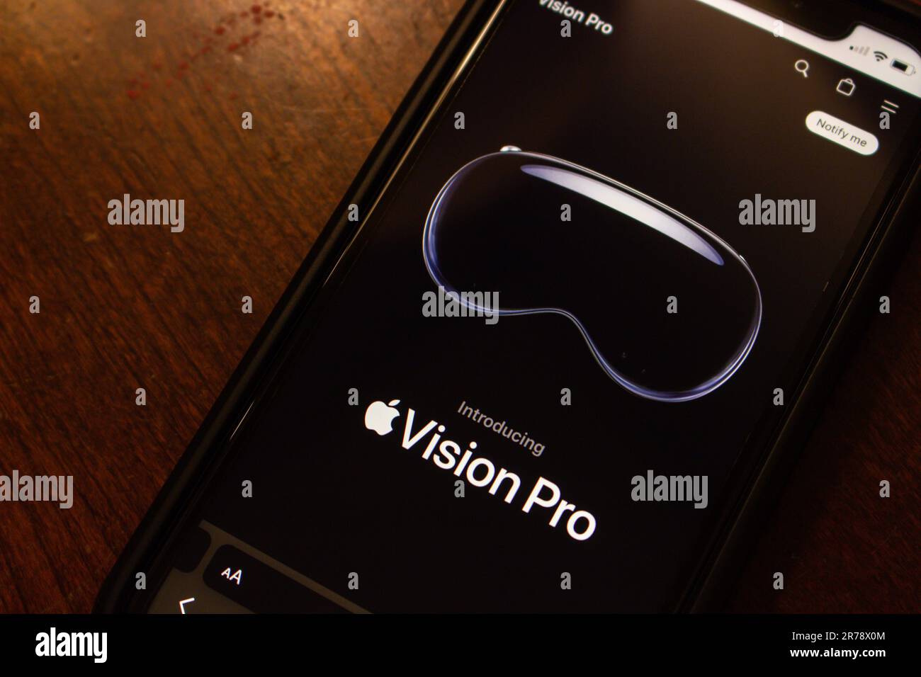 Un sito ufficiale di Apple Vision Pro visto in un iPhone su un tavolo di legno. Vision Pro è una cuffia per realtà mista sviluppata da Apple Inc. Foto Stock