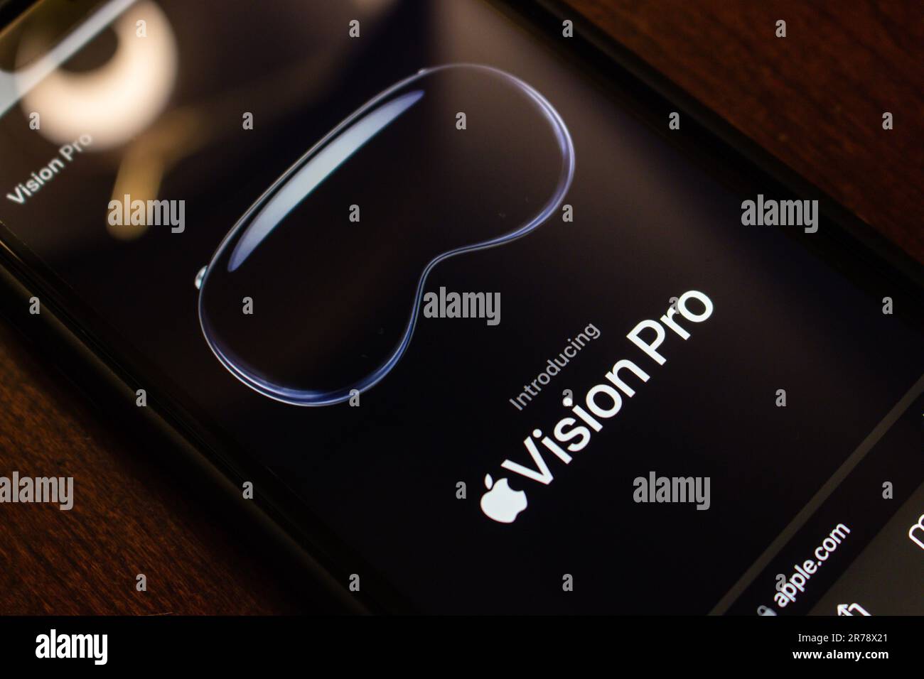 Un sito ufficiale di Apple Vision Pro visto in un iPhone su un tavolo di legno. Vision Pro è una cuffia per realtà mista sviluppata da Apple Inc. Foto Stock
