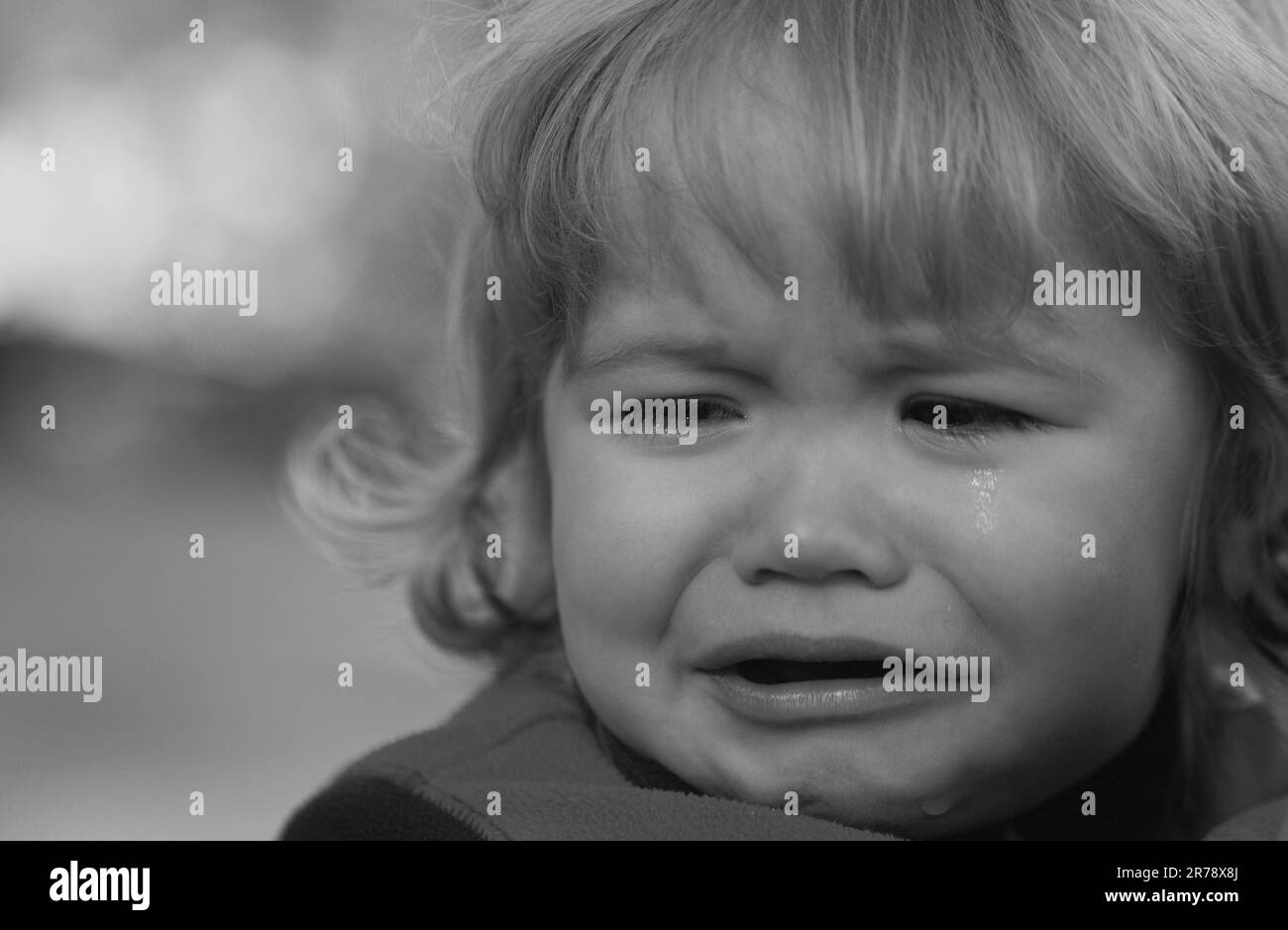 Piangere. Primo piano ritratto di un bambino piangente. Concetto di infanzia e genitorialità. Foto Stock