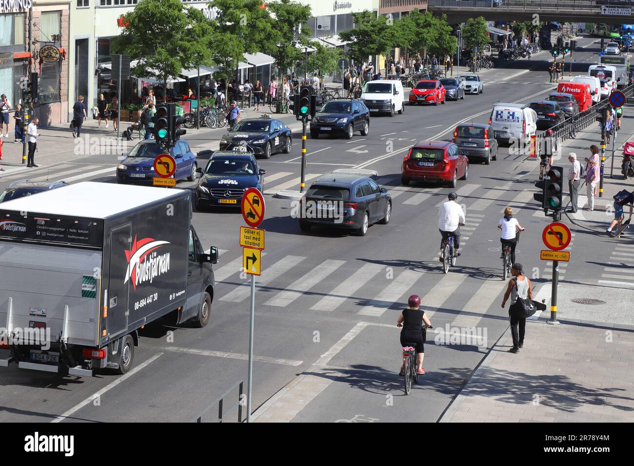 Stockhom, Svezia - 13 giugno 2023: Vista dall'alto della via Vasagatan alla stazione centrale di Stoccolma. Foto Stock