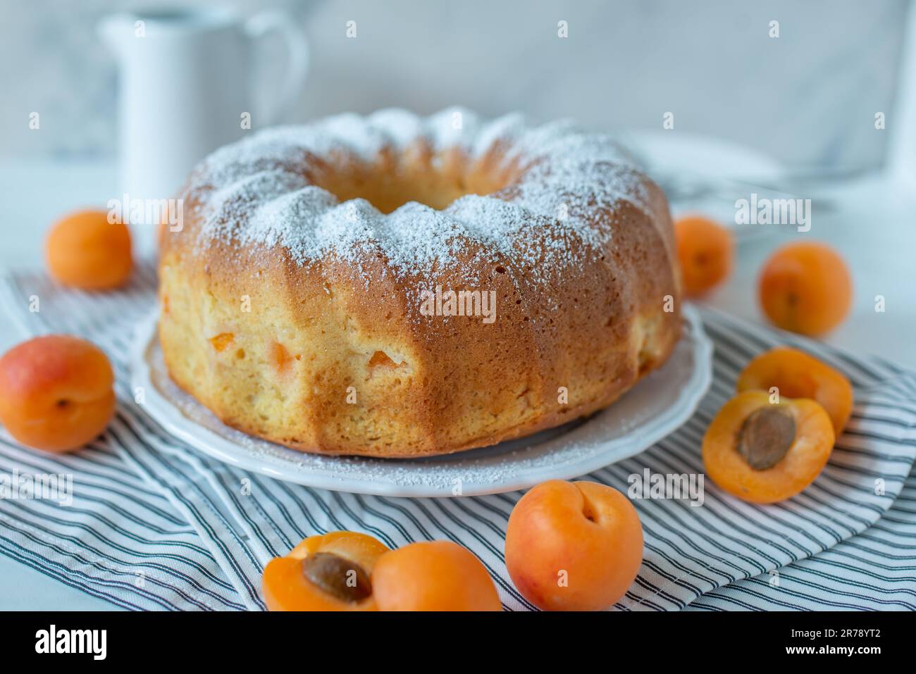 dolce torta di bundt alla vaniglia fatta in casa con albicocche Foto Stock