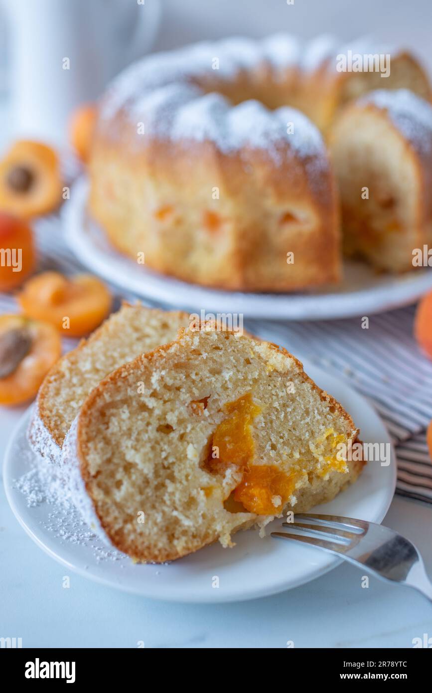 dolce torta di bundt alla vaniglia fatta in casa con albicocche Foto Stock
