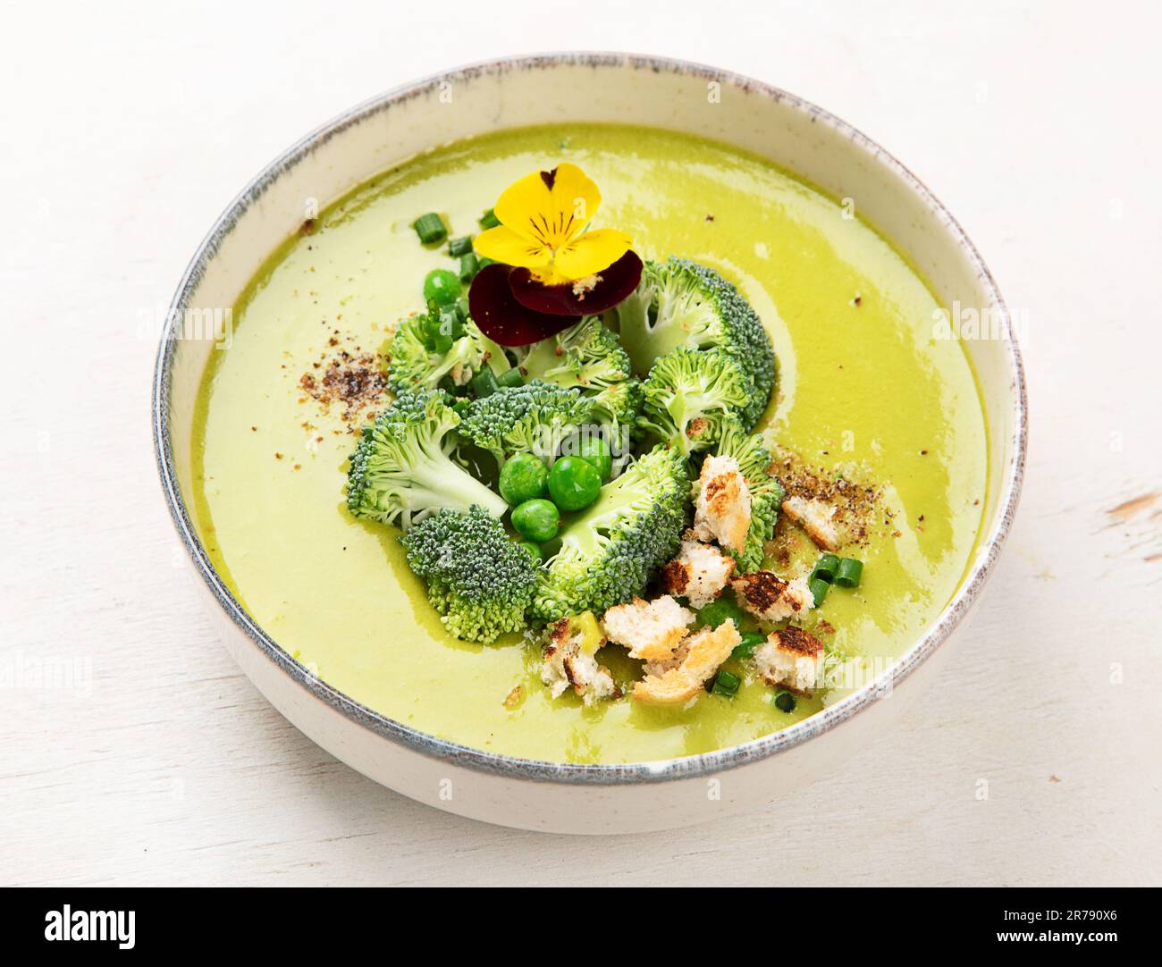 Zuppa verde. Zuppa di broccoli alla crema. Piatto vegano sano. Foto Stock