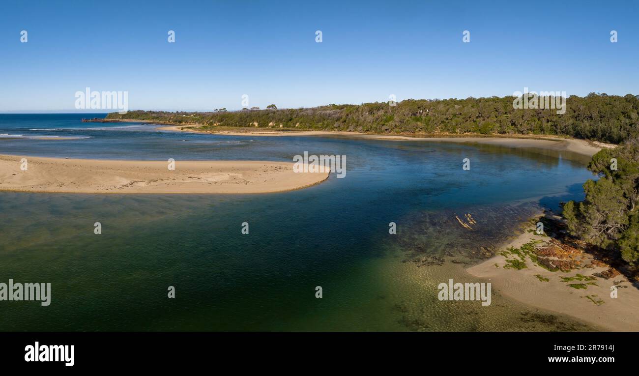 Cielo blu panorama della costa diurna sul mare e il fiume Wallagaraugh a Mallacoota, Victoria, Australia Foto Stock