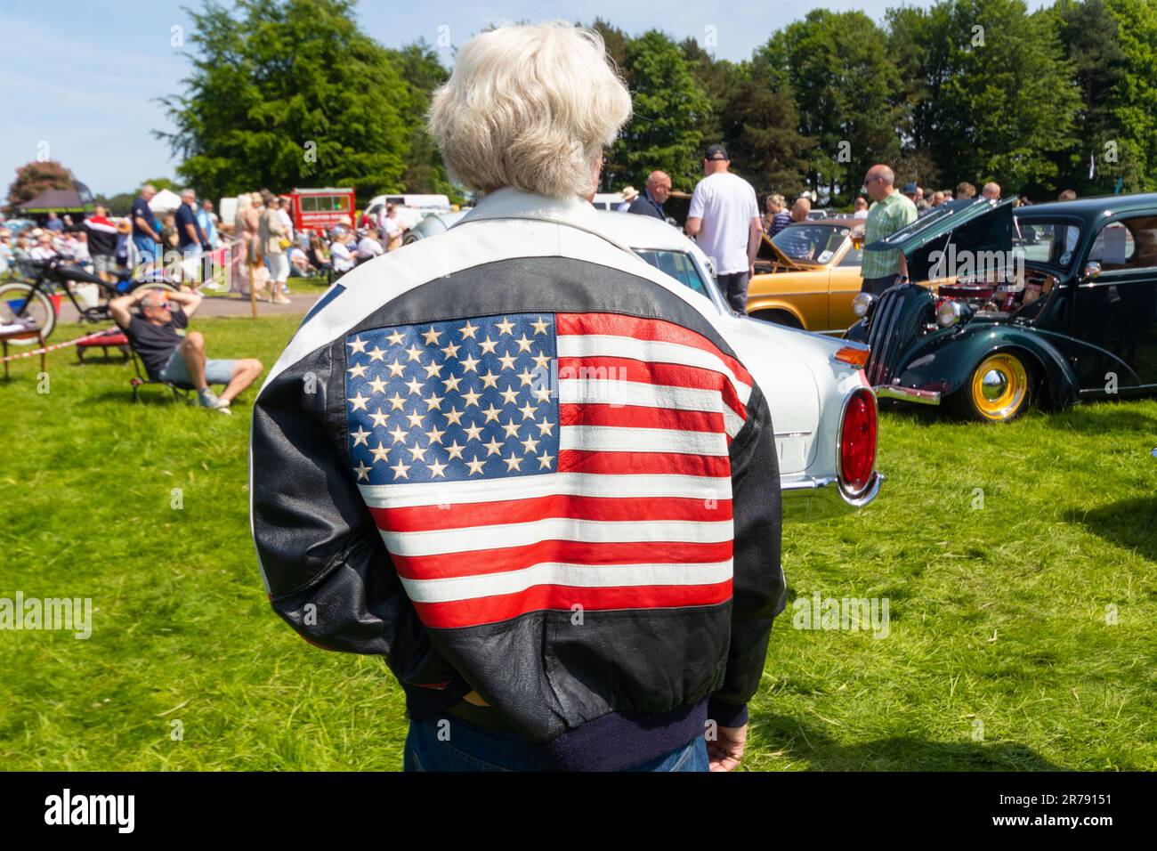 Retro dell'uomo anziano che indossa una giacca in pelle con stelle e strisce bandiera americana al classico show di auto d'epoca Capesthorne Hall Cheshire UK 2023 Foto Stock