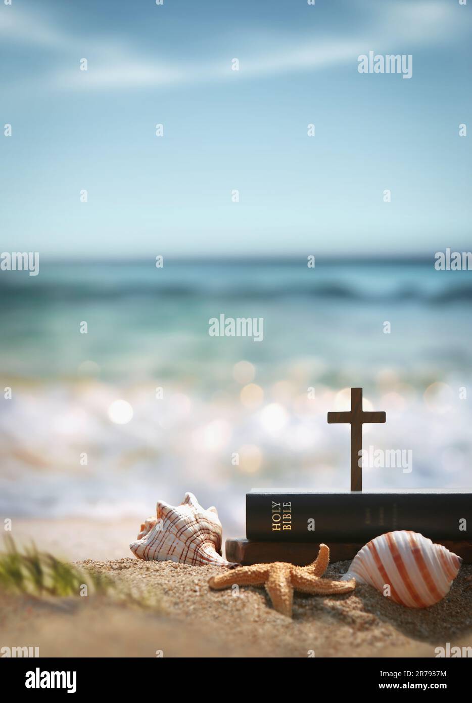 Libro biblico, croce di Gesù Cristo, conca e stelle marine sulle onde e spiaggia sabbiosa, ritiro estivo chiesa e estate scuola biblica campo estivo Foto Stock