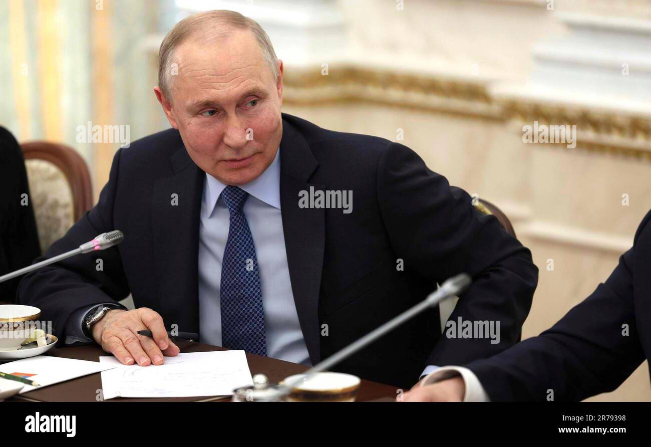 Mosca, Russia. 13th giugno, 2023. Il presidente russo Vladimir Putin tiene un incontro faccia a faccia con i corrispondenti di guerra russi al Palazzo del Grande Cremlino, il 13 giugno 2023 a Mosca, Russia. Credit: Gavriil Grigorov/Kremlin Pool/Alamy Live News Foto Stock