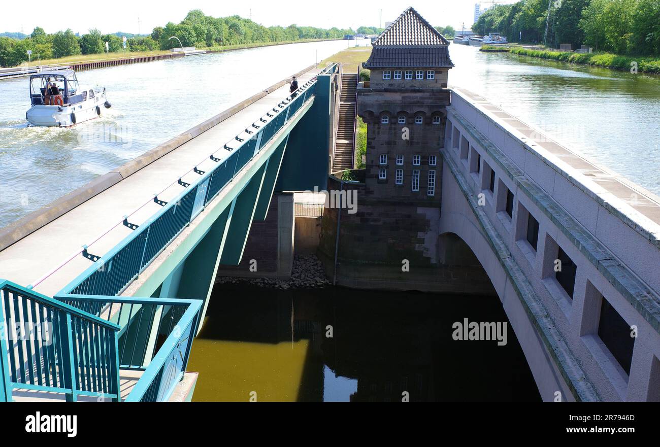 L'acquedotto Minden è costituito da due ponti d'acqua paralleli che conducono il canale Mittelland sul Weser. È il secondo acquedotto più grande di Europ Foto Stock