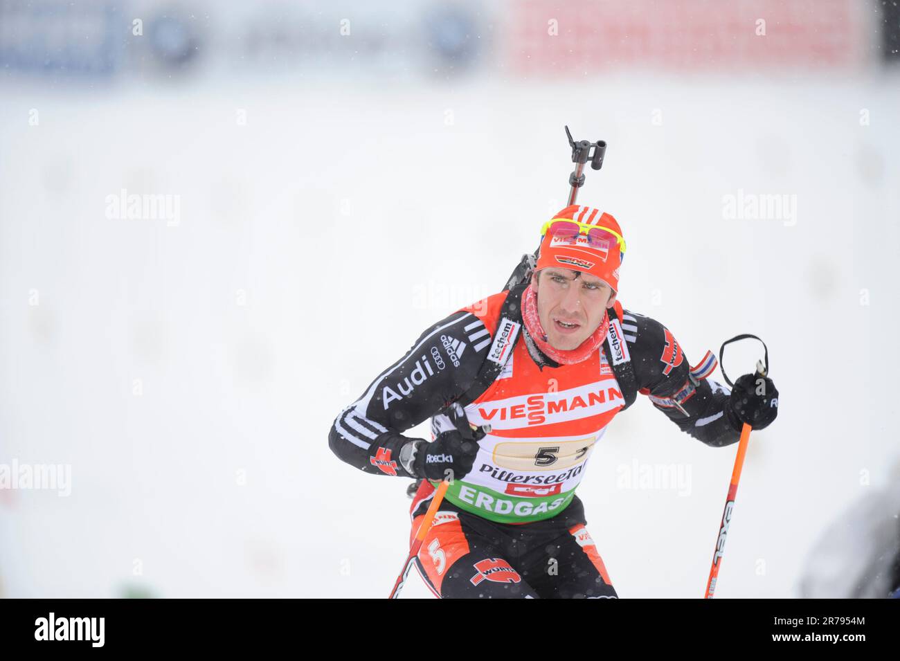 Arnd Peiffer Aktion Biathlon, 4X7, 5km Staffel der Herren am 12.12.2010 a Hochfilzen. Foto Stock