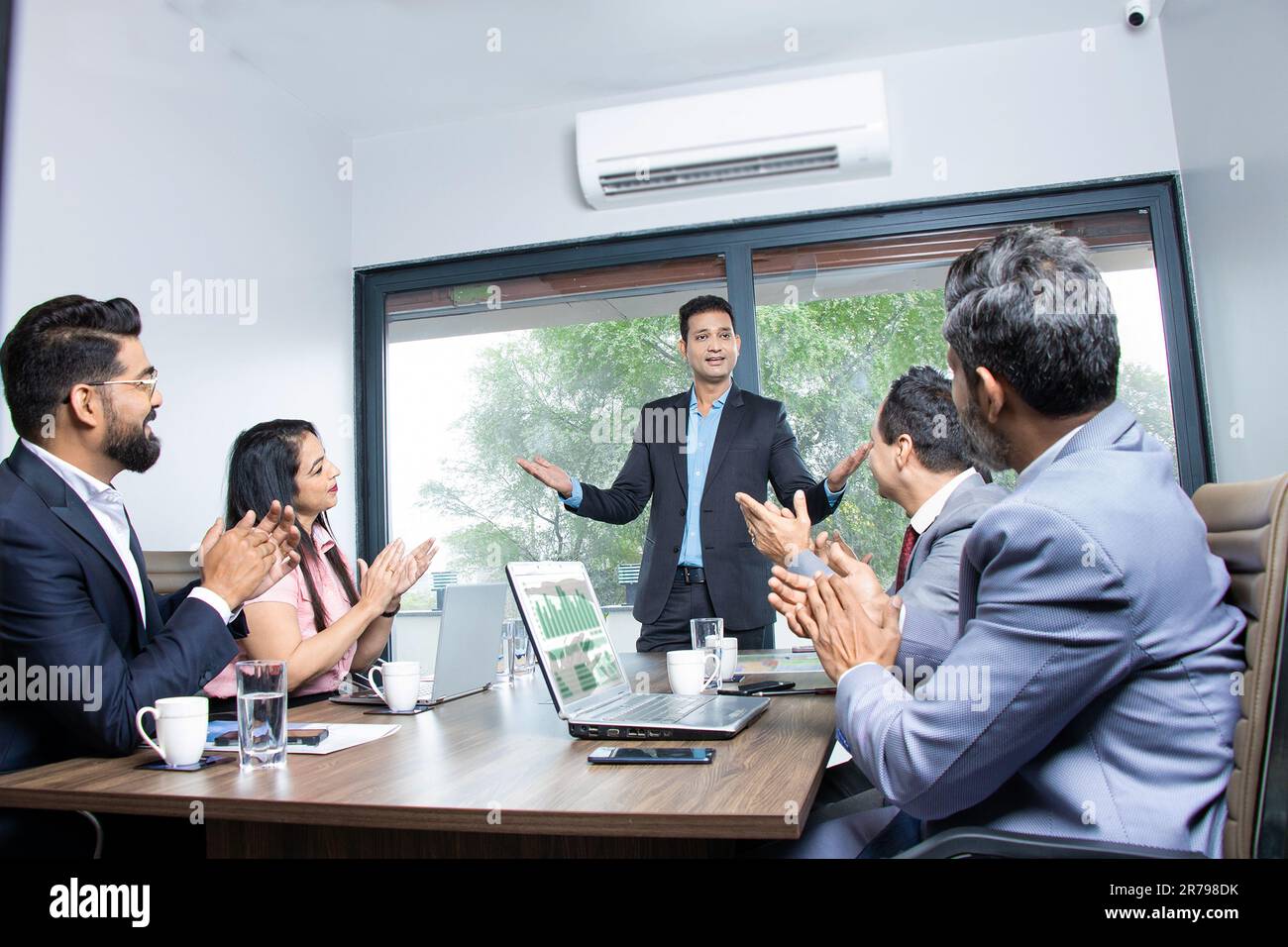 Uomini d'affari indiani che si aggrappano e apprezzano uomini d'affari alla conferenza. L'azienda è partner di saluto per il successo nel lavoro d'affari. Foto Stock