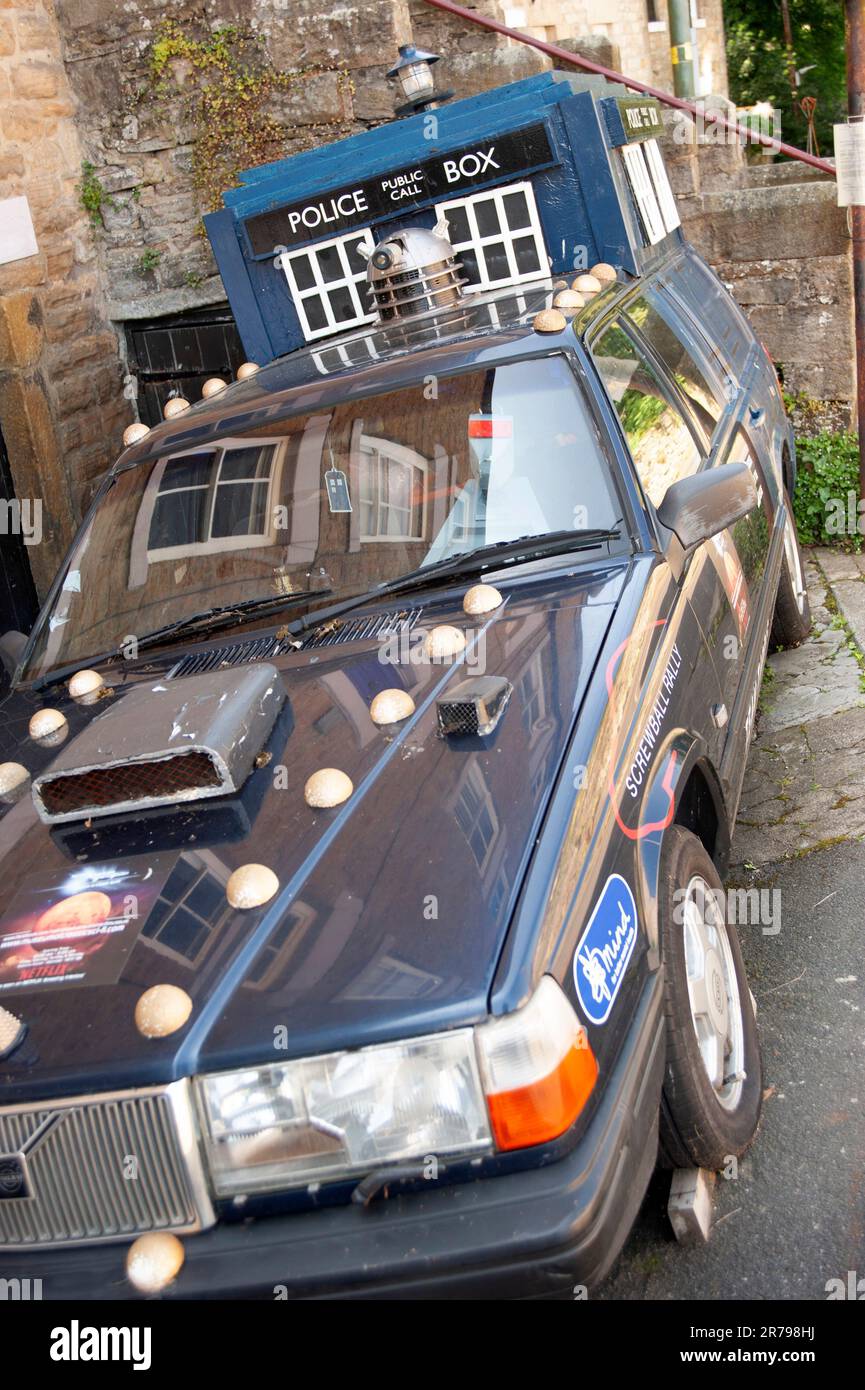 Volvo station wagon con Tardis bloccato sul retro fuori dal Museo di Sci-Fi Classico, Allendale, Northumberland Foto Stock