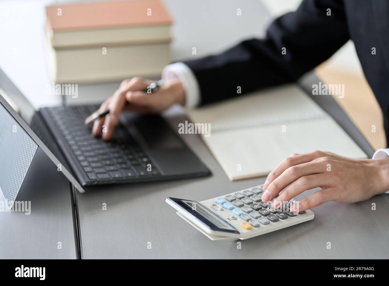 Mano di un uomo che studia le qualifiche relative al denaro Foto Stock