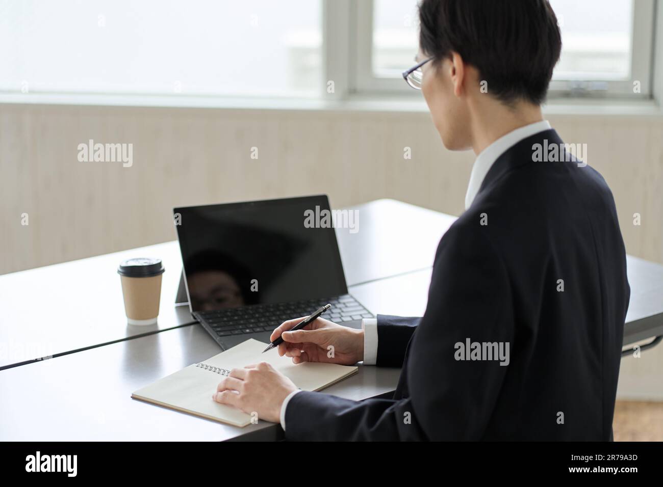 Uomo d'affari asiatico che studia online sul computer Foto Stock