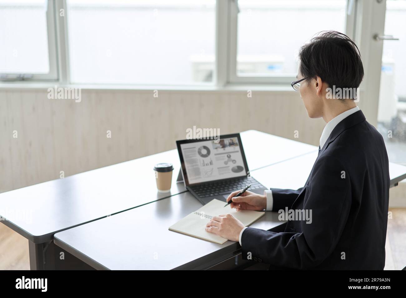 Gente asiatica di affari che ha una riunione in linea Foto Stock