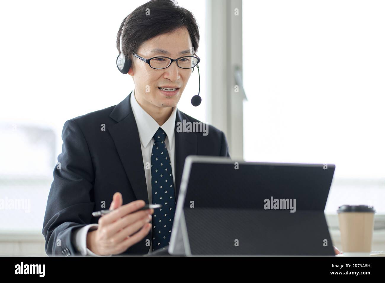 Uomo d'affari asiatico che ha una riunione remota Foto Stock