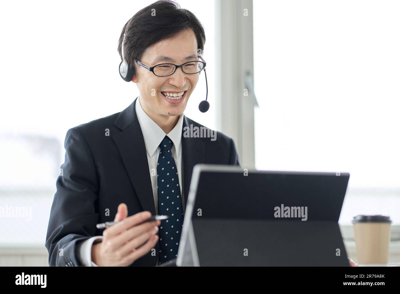 Uomo d'affari asiatico che ha una riunione remota Foto Stock