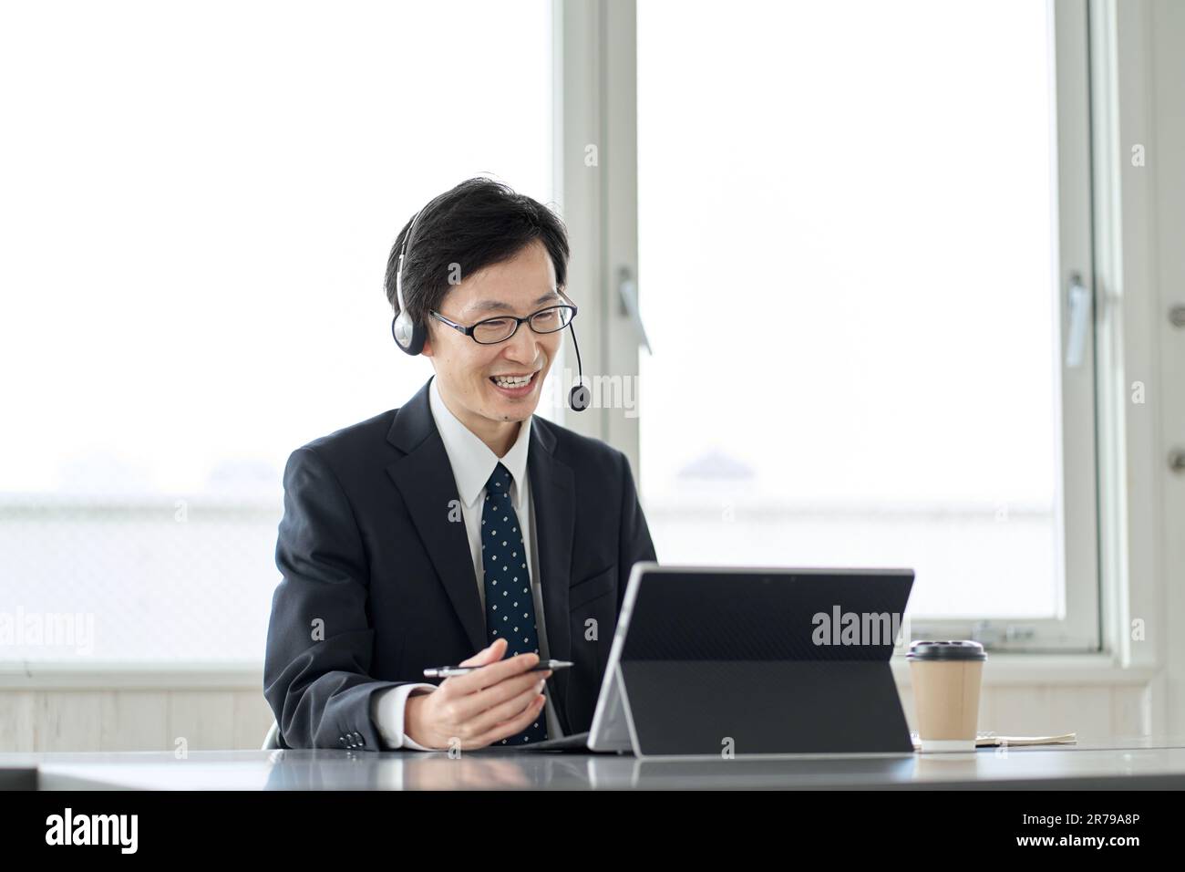 Uomo d'affari asiatico che ha una riunione remota Foto Stock
