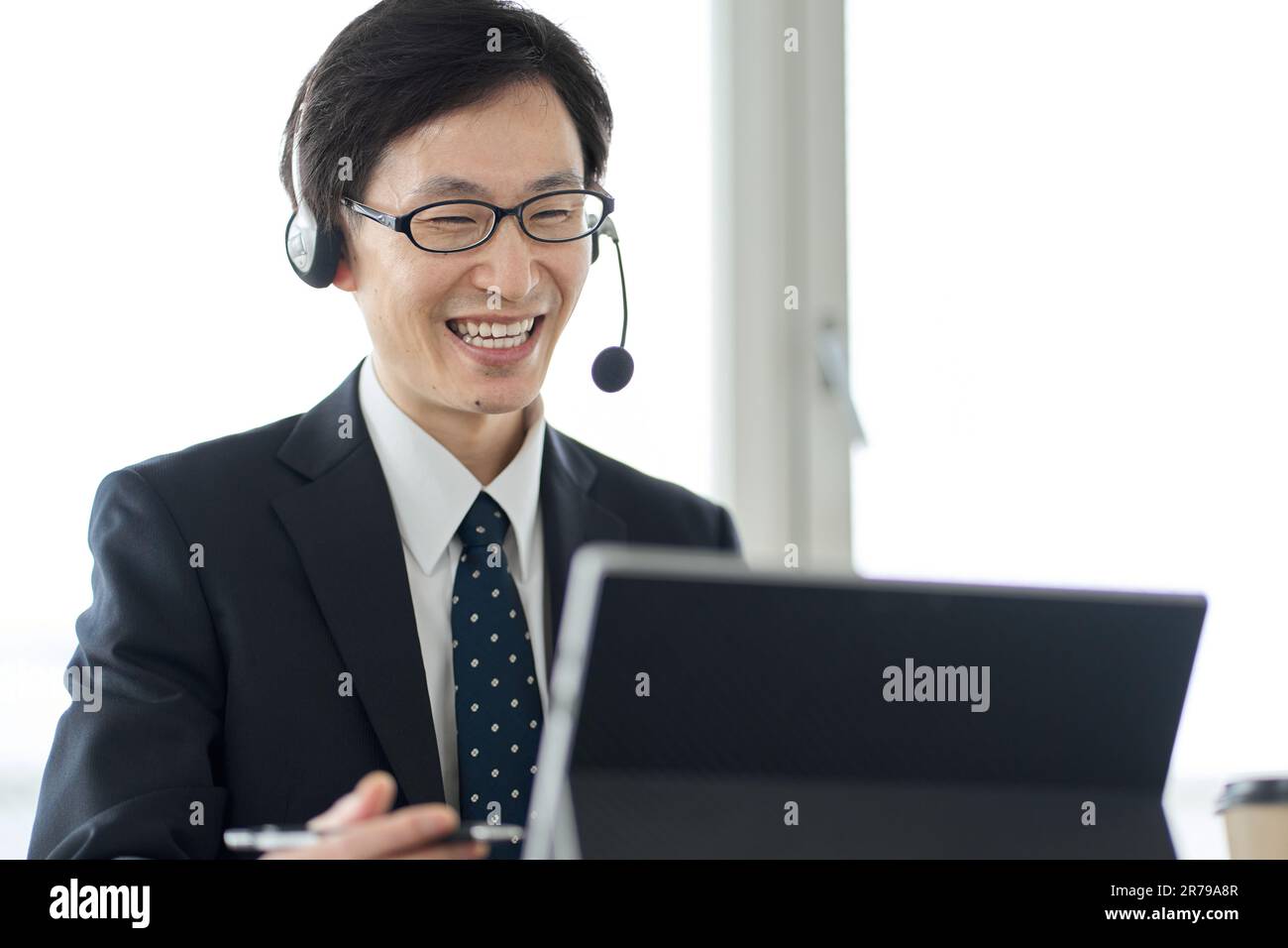 Uomo d'affari asiatico che ha una riunione remota Foto Stock