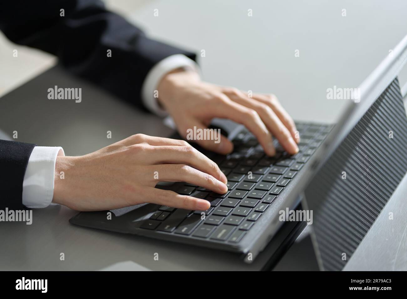 Imprenditore asiatici digitando su laptop Foto Stock
