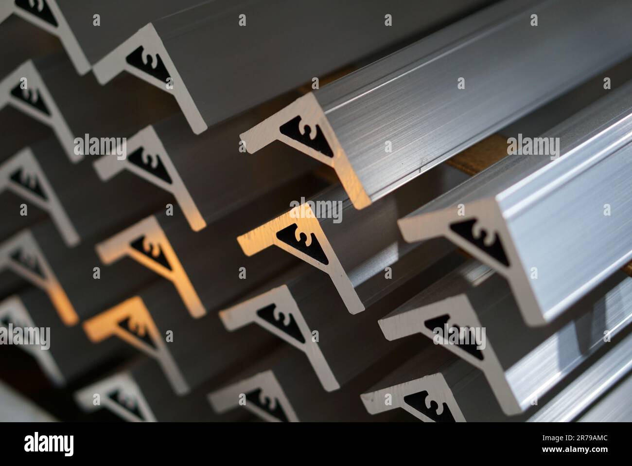 Profili in alluminio utilizzati in applicazioni industriali Foto Stock