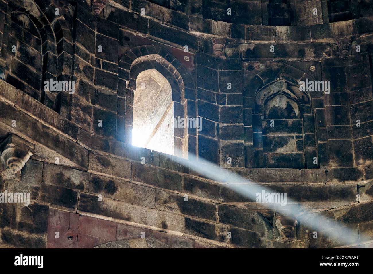 Fascio di luce dalla finestra dell'antica tomba indiana Bada Gumbad a Nuova Delhi, India, bel raggio di luce bianco in vecchio interno tomba, mistico e mistico Foto Stock