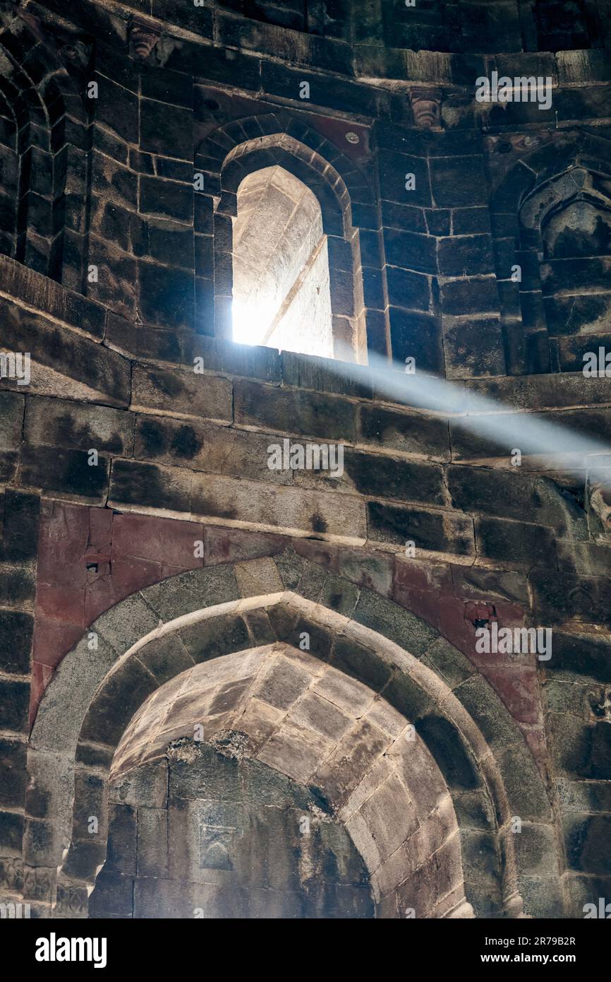Fascio di luce dalla finestra dell'antica tomba indiana Bada Gumbad a Nuova Delhi, India, bel raggio di luce bianco in vecchio interno tomba, mistico e mistico Foto Stock