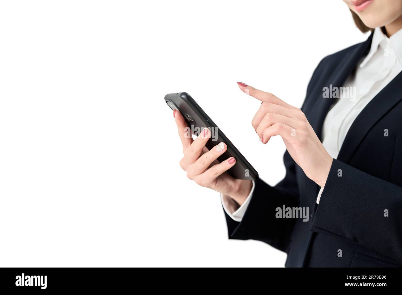 Mano di donna asiatica che gestisce uno smartphone su uno sfondo bianco Foto Stock