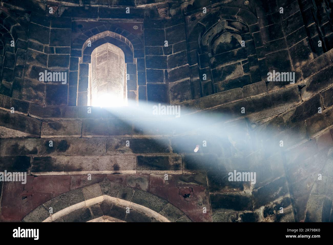 Fascio di luce dalla finestra dell'antica tomba indiana Bada Gumbad a Nuova Delhi, India, bel raggio di luce bianco in vecchio interno tomba, mistico e mistico Foto Stock