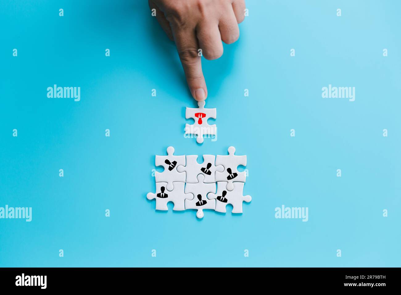 Gestione delle risorse umane e attività di reclutamento costruire il concetto di team. Immagine di tangram puzzle blocchi con persone icone su tavolo di legno, reso umano Foto Stock