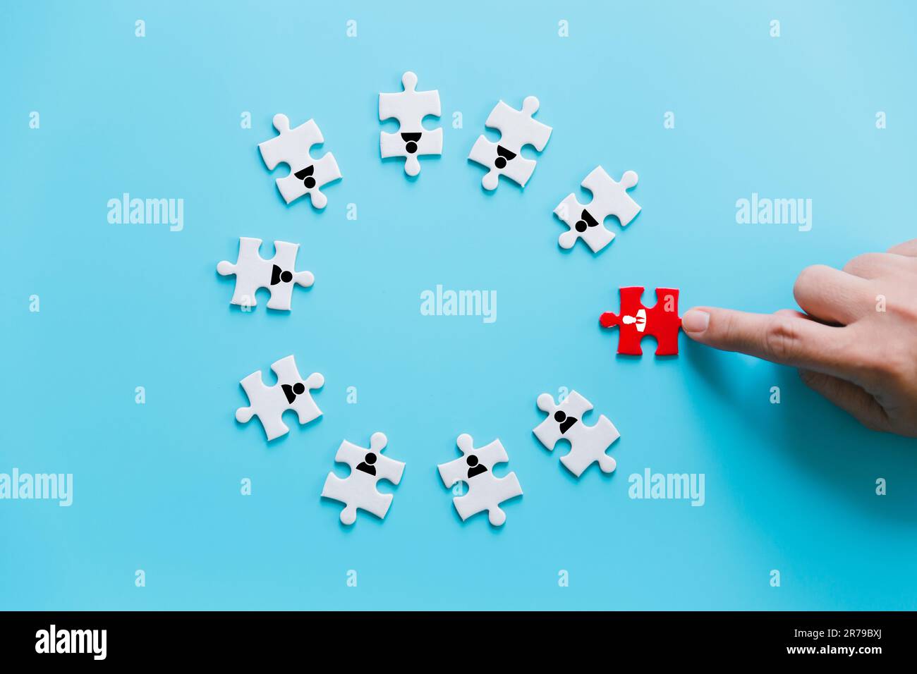 Gestione delle risorse umane e attività di reclutamento costruire il concetto di team. Immagine di tangram puzzle blocchi con persone icone su tavolo di legno, reso umano Foto Stock