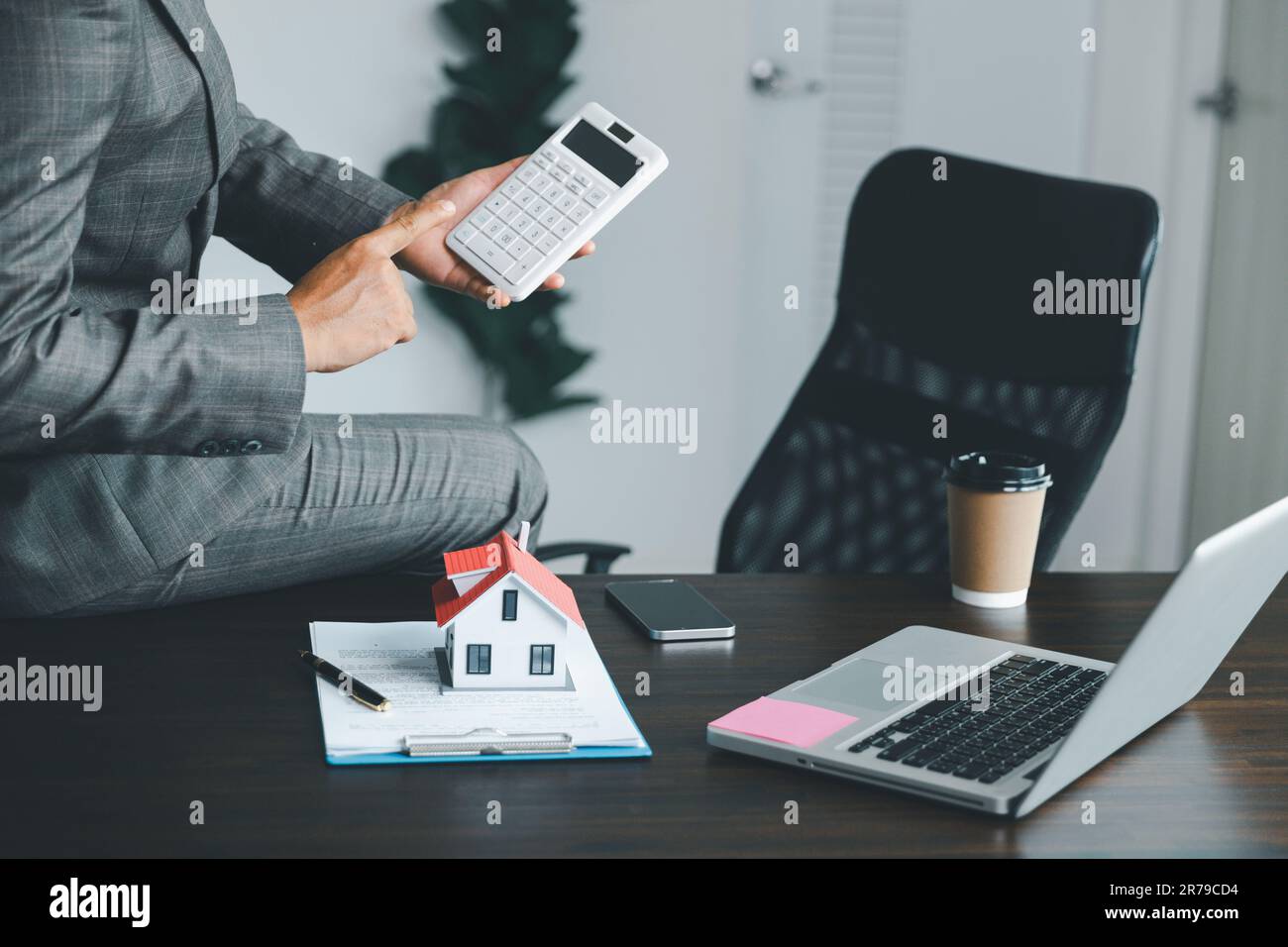 Assicurazione e concetto di sicurezza della proprietà. Proteggere il gesto dell'uomo e il simbolo della casa. Agente immobiliare che dà le chiavi della casa a donna e ha chiesto al cliente Foto Stock