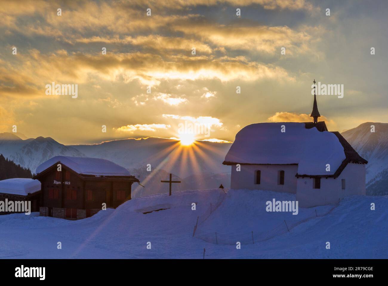 Bettmeralp, Svizzera - Febbraio 28. 2021: Cappella Maria in neve (Kapelle zum Schnee) all'alba - l'architettura punto di riferimento in Svizzera al Foto Stock