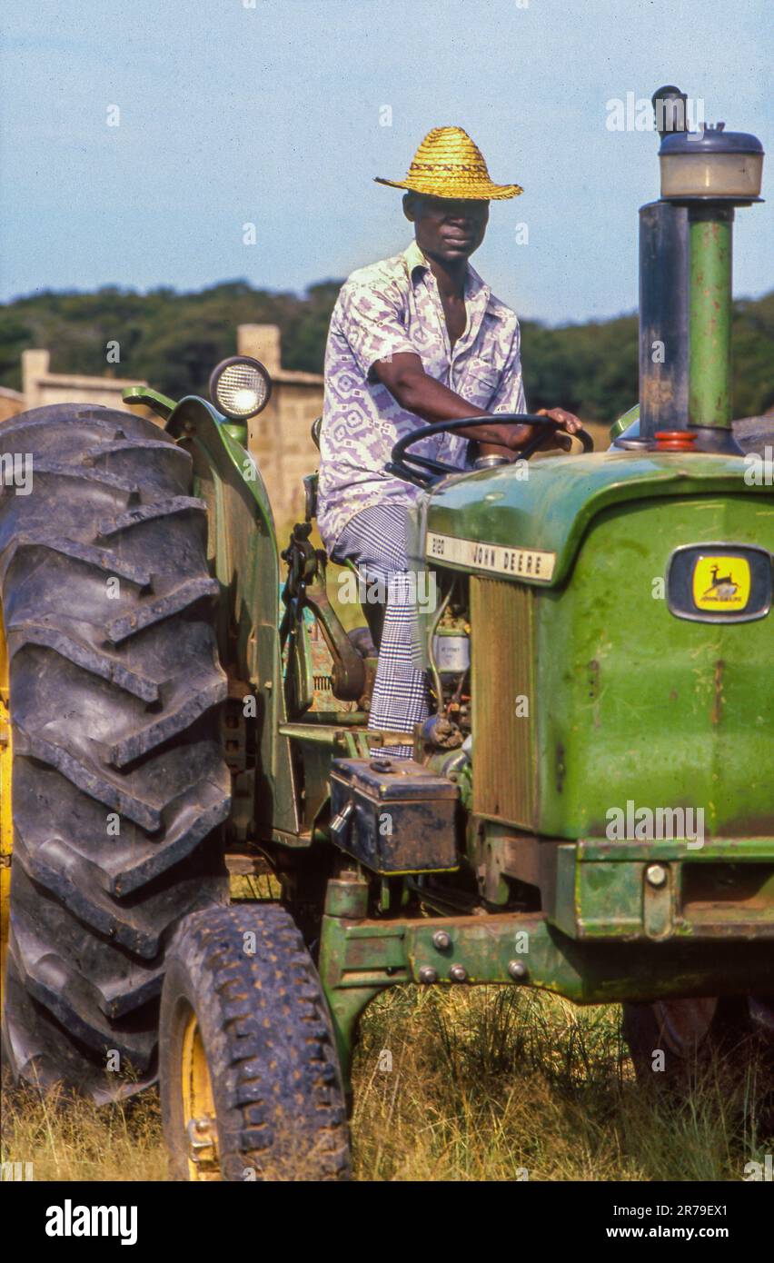 Zambia, regione di Lusaka. Coltivatore sul suo trattore. Foto Stock