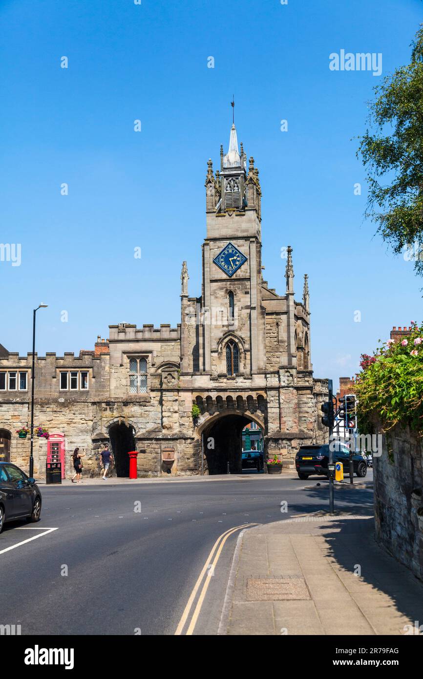 Torre dell'orologio di Warwick East Gate, all'angolo tra Smith Street e Castle Hill a Warwwick, Inghilterra, Regno Unito Foto Stock