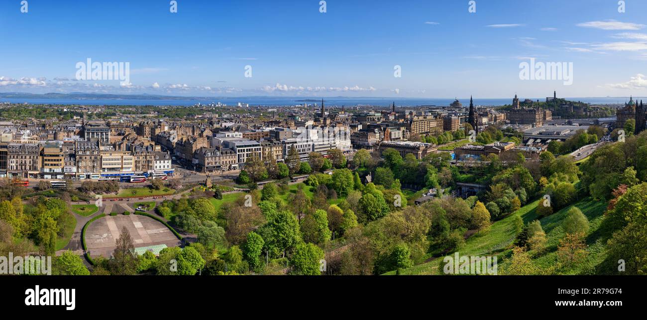 Panaroma del centro di Edimburgo con i Princes Street Gardens a Edimburgo, Scozia, Regno Unito. Foto Stock