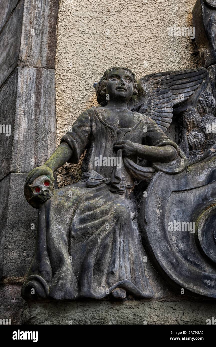 Scultura di un angelo con cranio e un'ala in Greyfriars Kirkyard a Edimburgo, Scozia. Foto Stock