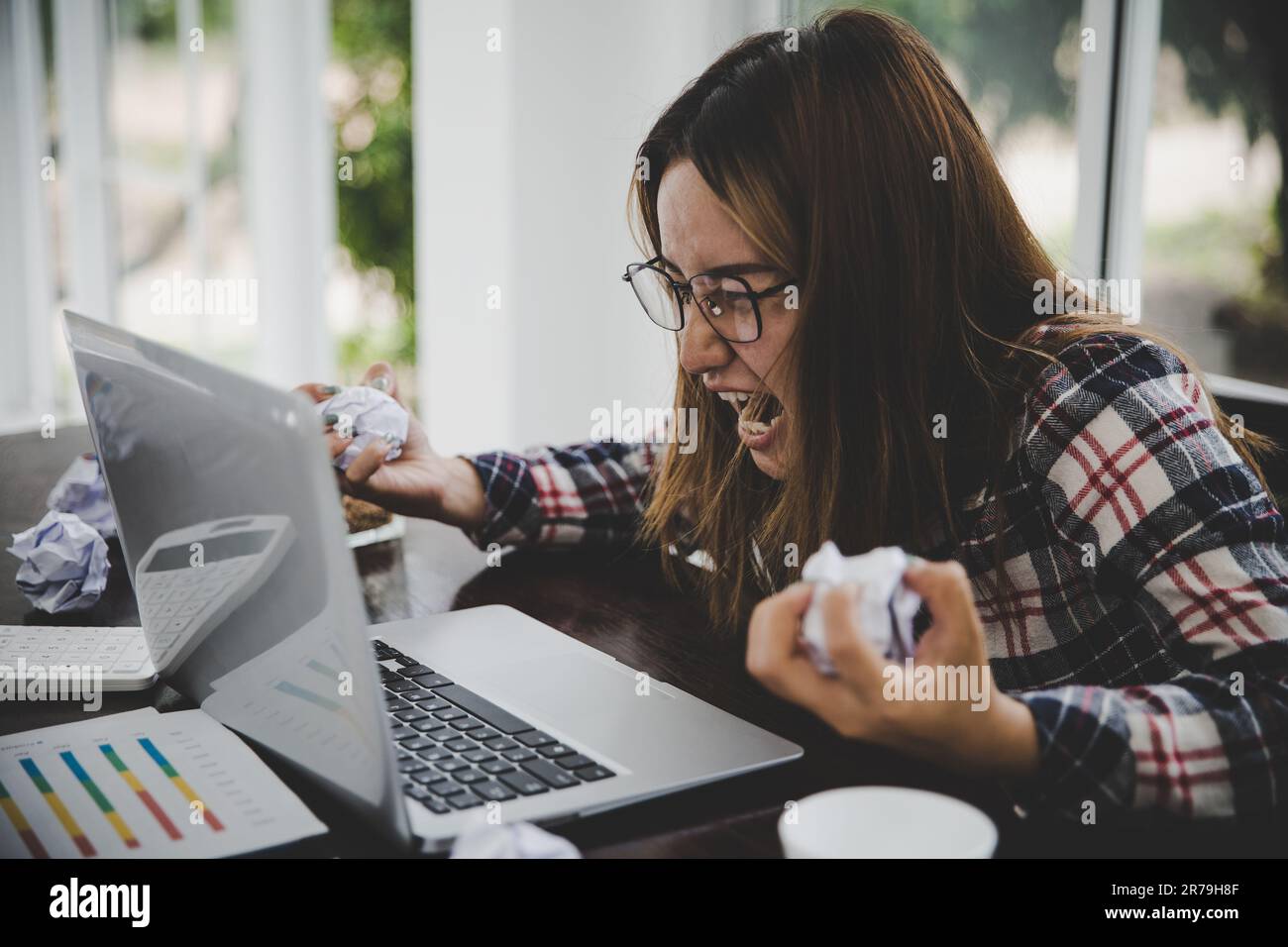 Donna stress da sovraccarico di lavoro, ha sottolineato perché deve inviare il lavoro al momento specificato, giovane segretario stanco dal capo circa il nuovo progetto Foto Stock