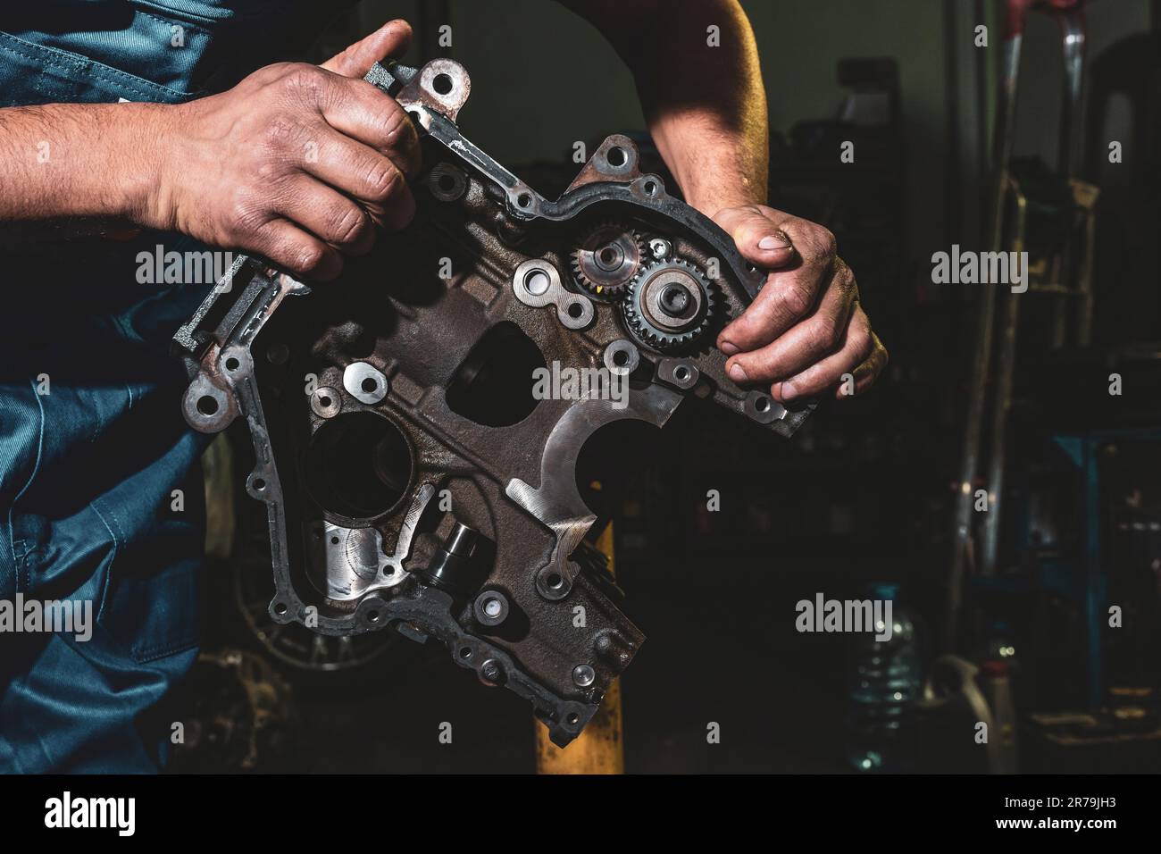 Il meccanico automatico ripara un motore a combustione interna in un'officina. Servizio di riparazione Foto Stock