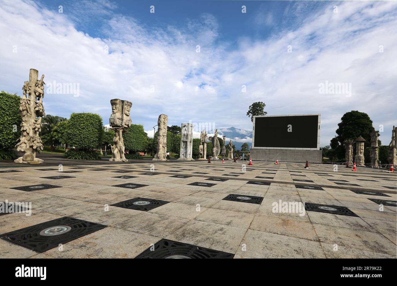 Malabo. 12th giugno, 2023. Questa foto scattata il 12 giugno 2023 mostra la scena del Parco Nazionale Malabo a Malabo, Guinea Equatoriale. Il Parco Nazionale di Malabo è uno dei più grandi parchi cittadini dell'Africa Centrale. La costruzione del parco ha arricchito la vita culturale della Guinea Equatoriale. Credit: Dong Jianghui/Xinhua/Alamy Live News Foto Stock