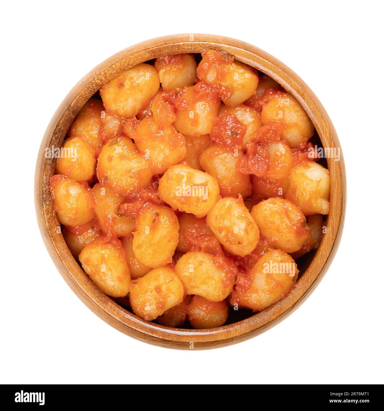 Mini gnocchi conditi in salsa di pomodoro, in ciotola di legno. Gnocchi bolliti, piccoli gnocchi italiani, di patate, farina di grano e uova, conditi con sugo. Foto Stock
