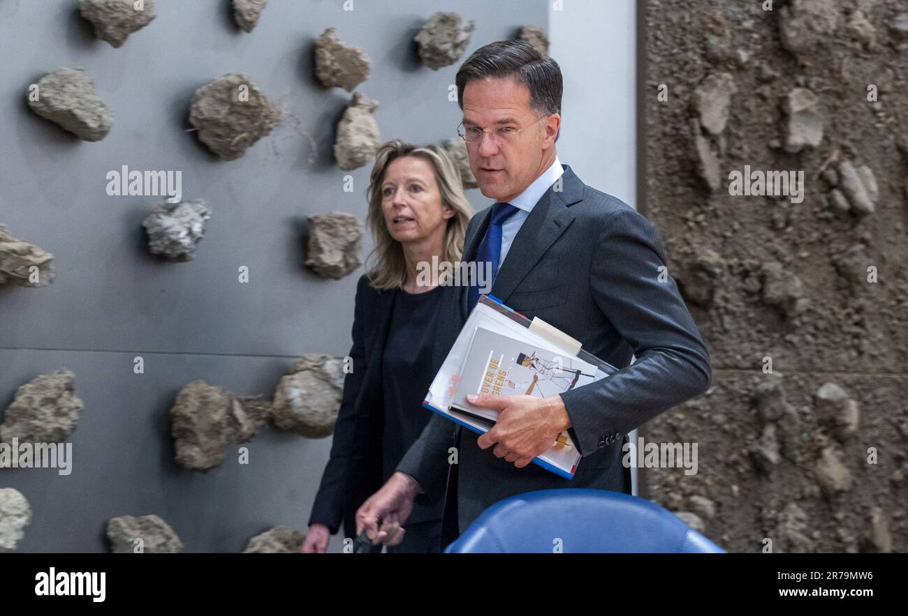 L'Aia, Paesi Bassi. 14 giugno, 2023. Il primo ministro Mark Rutte e il ministro della Difesa Kajsa Ollongren durante un dibattito alla Camera dei rappresentanti sul programma di ricerca "Indipendenza, decolonizzazione, violenza e guerra in Indonesia 1945-1950”. Nel febbraio di quest'anno, Rutte si è scusato per la "violenza estrema” durante la lotta per l'indipendenza dell'ex colonia olandese delle Indie orientali. ANP LEX VAN LIESHOUT/Alamy Live News netherlands out - belgium out Foto Stock