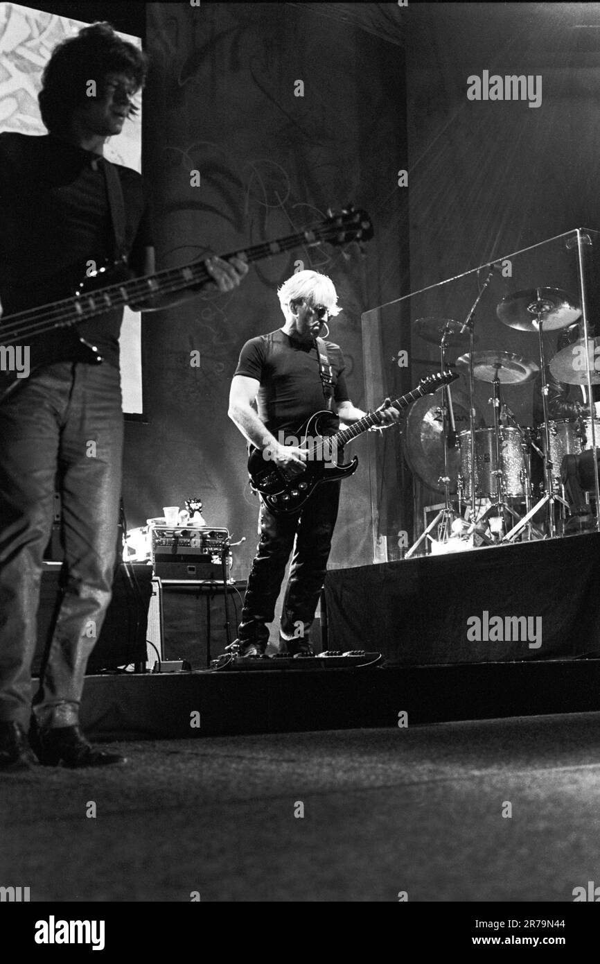 CHRIS STEIN, BLONDIE, 1999: Chris Stein di Blondie, suonando dal vivo alla Cardiff International Arena CIA di Cardiff il 9 novembre 1999. La band era in tournée con il loro enorme successo di ritorno n. 1 "Maria". Fotografia: Rob Watkins. INFO: Blondie è un gruppo musicale statunitense formatosi nel 1974, con la partecipazione di Debbie Harry. Noti per il loro sound che fonde il genere, hanno raggiunto la fama mondiale con successi come "Heart of Glass" e "Call me", pionieristici punk, New Wave e pop crossover. Foto Stock