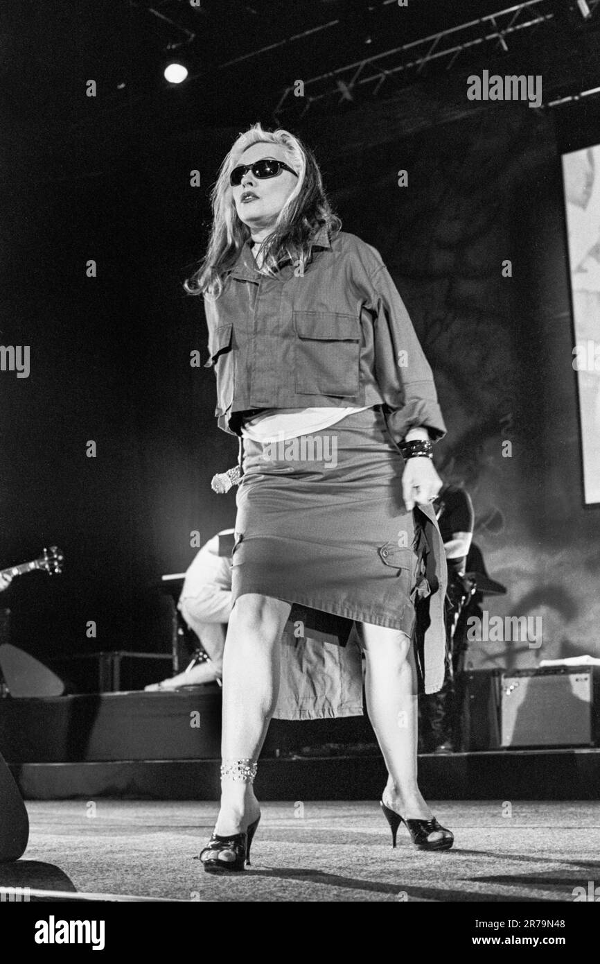 Debbie Harry of Blondie suona dal vivo all'International Arena CIA di Cardiff il 9 novembre 1999. Fotografia: Rob Watkins Foto Stock