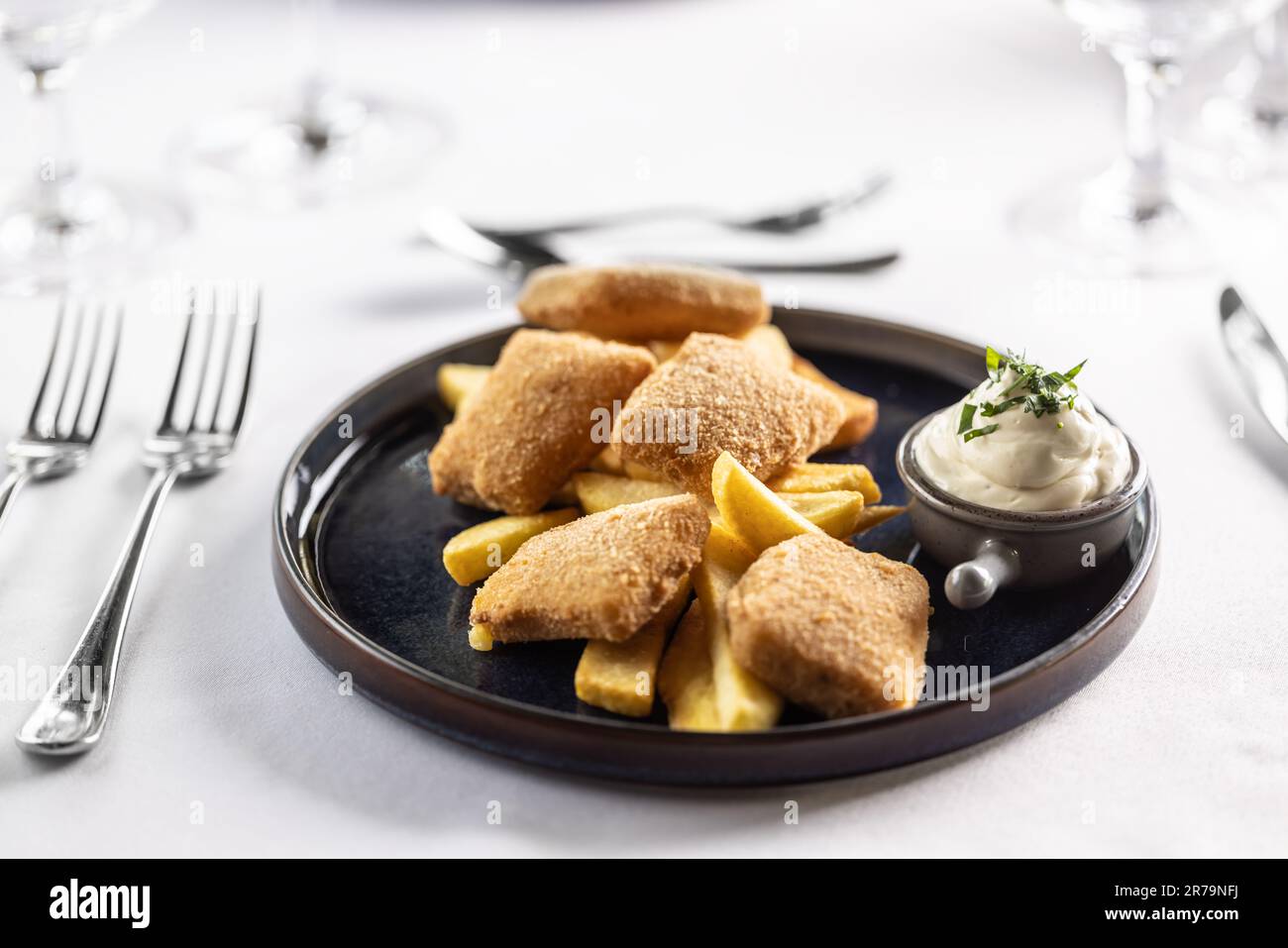 Menu per bambini in un ristorante elegante con pepite di pollo e fette di patate con maionese. Foto Stock