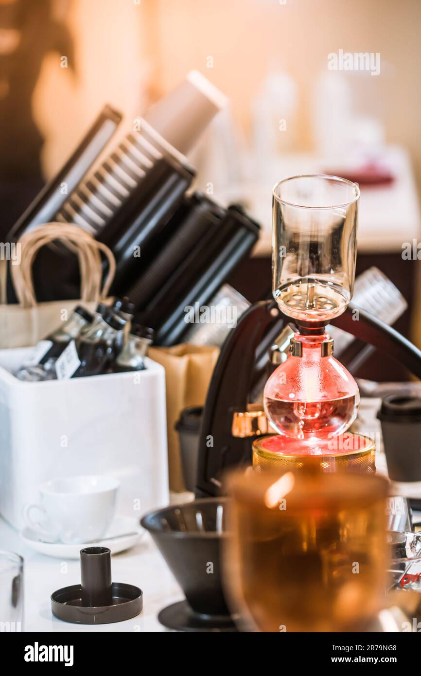 Macchina per caffè professionale - Barista che usa il sifone del caffè che prepara l'espresso caldo al caffè che prepara il sifone metodo alternativo. Azienda di startup Foto Stock