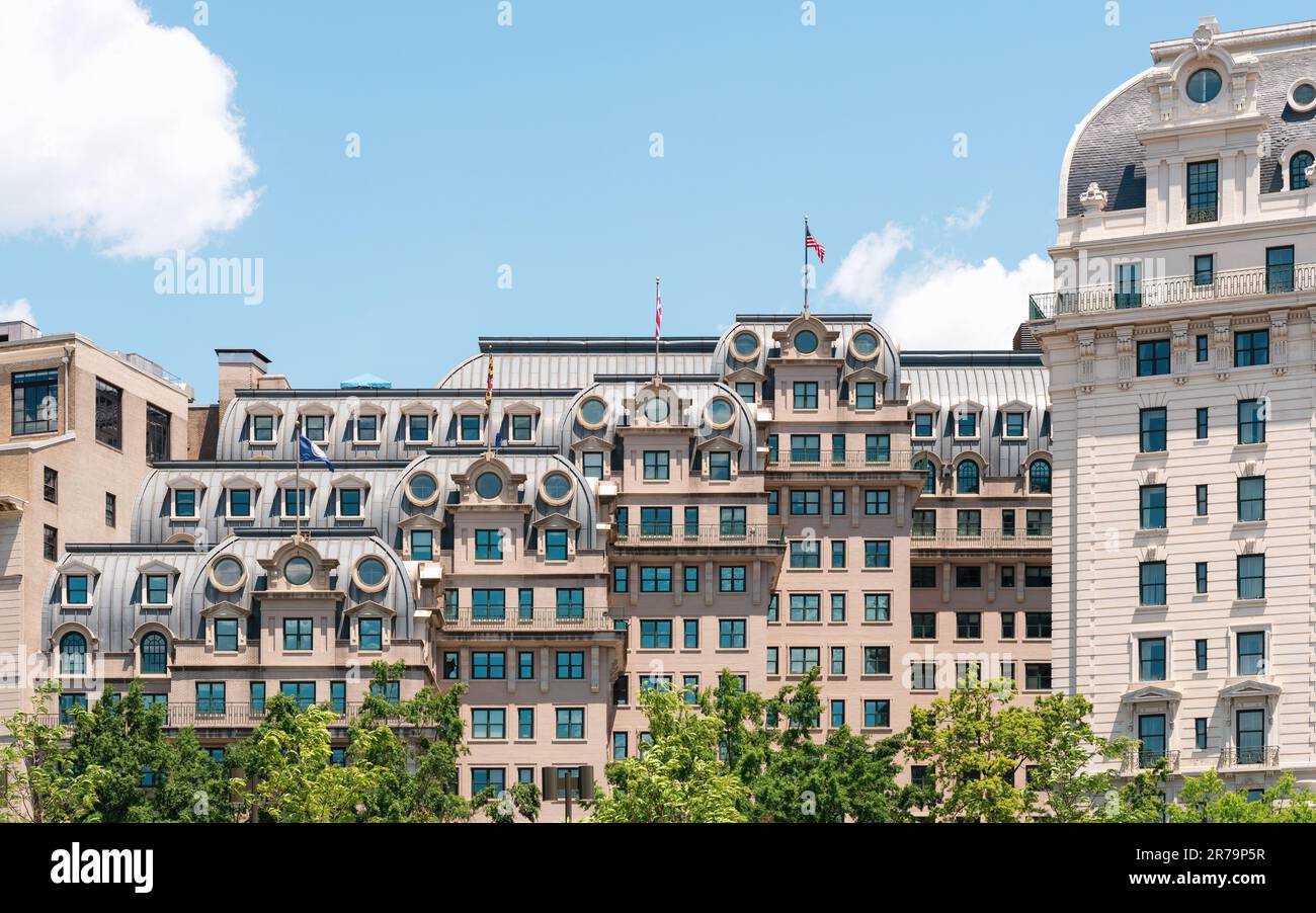 Edificio degli uffici di Willard accanto al lussuoso Willard InterContinental Hotel Washington a 5 stelle. Pennsylvania Avenue nel centro di Washington, D.C., Stati Uniti. Foto Stock