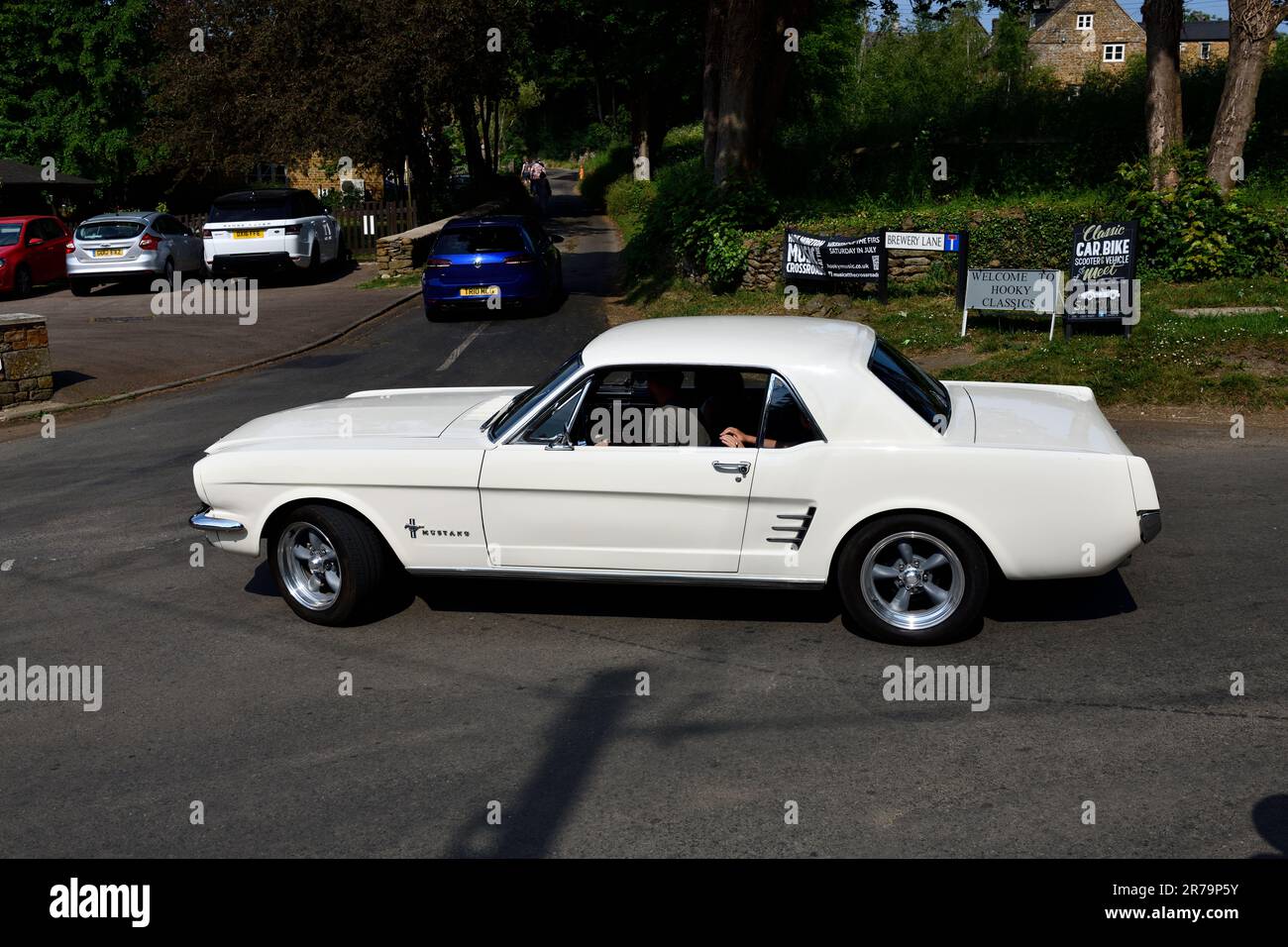 White Mustang arriverà alla riunione di auto classica della fabbrica di birra Hook Norton il 11 giugno 2023. Foto Stock