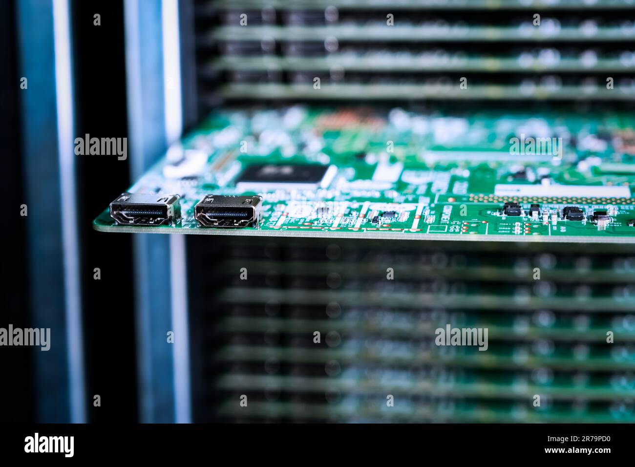 Primi piani di schede e chip elettronici con HDMI prodotti in uno stabilimento di produzione. Foto Stock