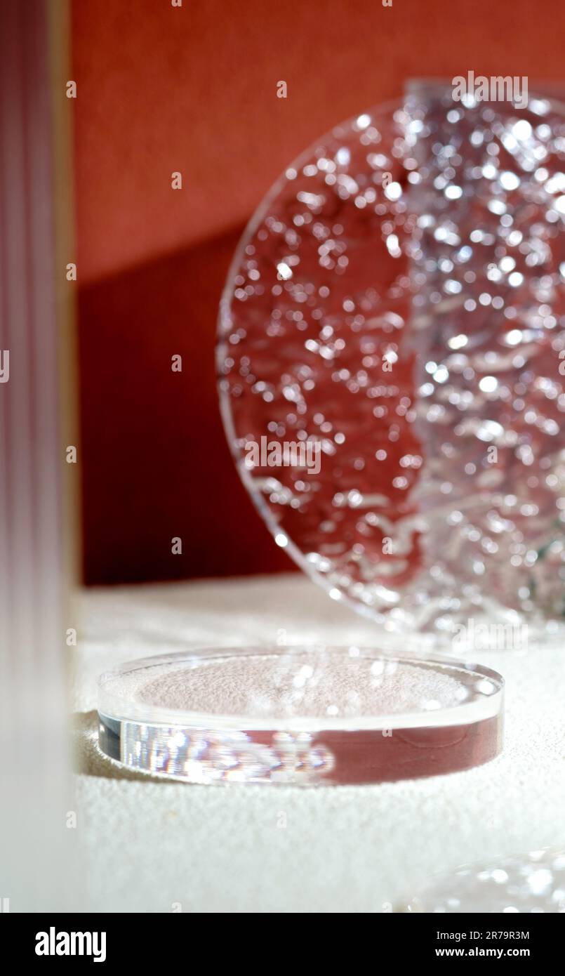 I prodotti a piedistallo in vetro trasparente visualizzano una moderna luce di sfondo e uno sfondo a riflessione d'ombra Foto Stock